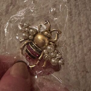 Pink stone and fake pearl bee shaped ring